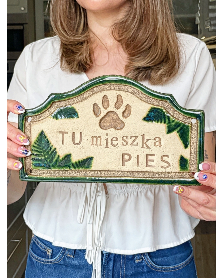 Tabliczka ceramiczna TU MIESZKA PIES