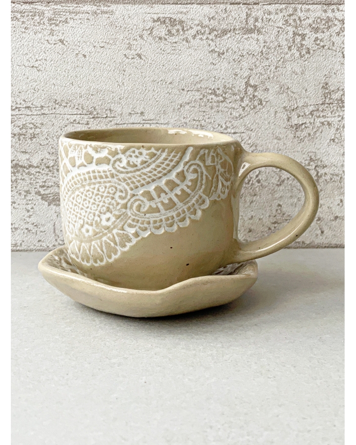 Komplet ceramiczny WHITE LACE (kubek 340 ml + talerzyk 11,5 cm)