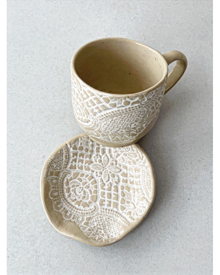 Komplet ceramiczny WHITE LACE (kubek 340 ml + talerzyk 11,5 cm)