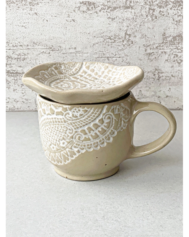 Komplet ceramiczny WHITE LACE (kubek 340 ml + talerzyk 11,5 cm)
