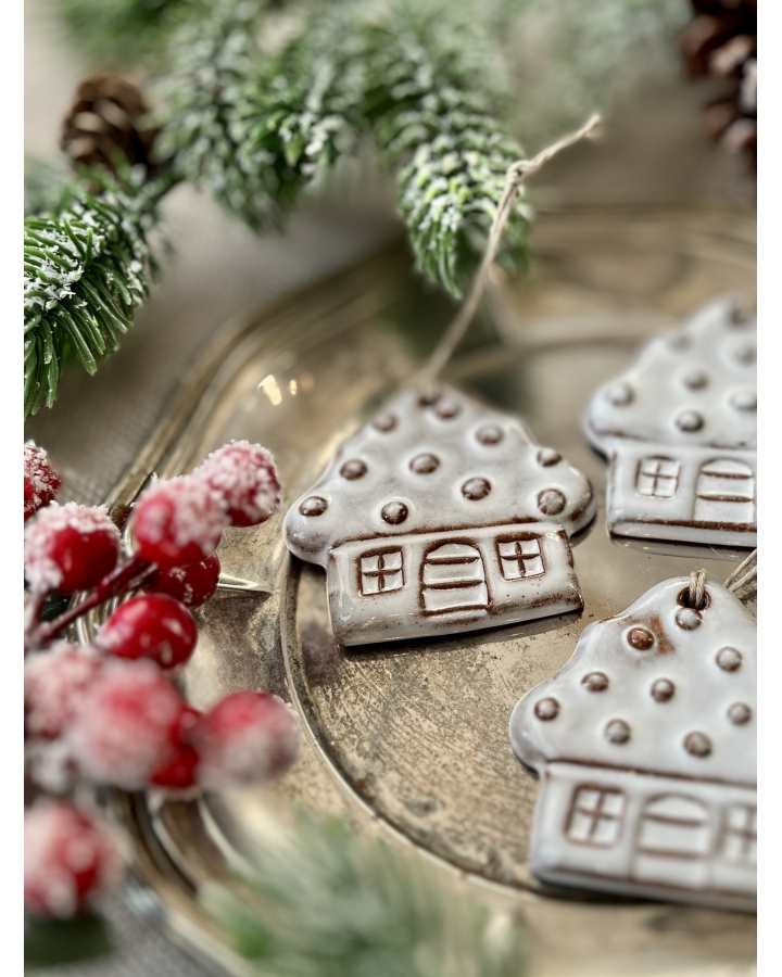 Ceramiczna zawieszka choinkowa CHATKA BIAŁA KROPKI