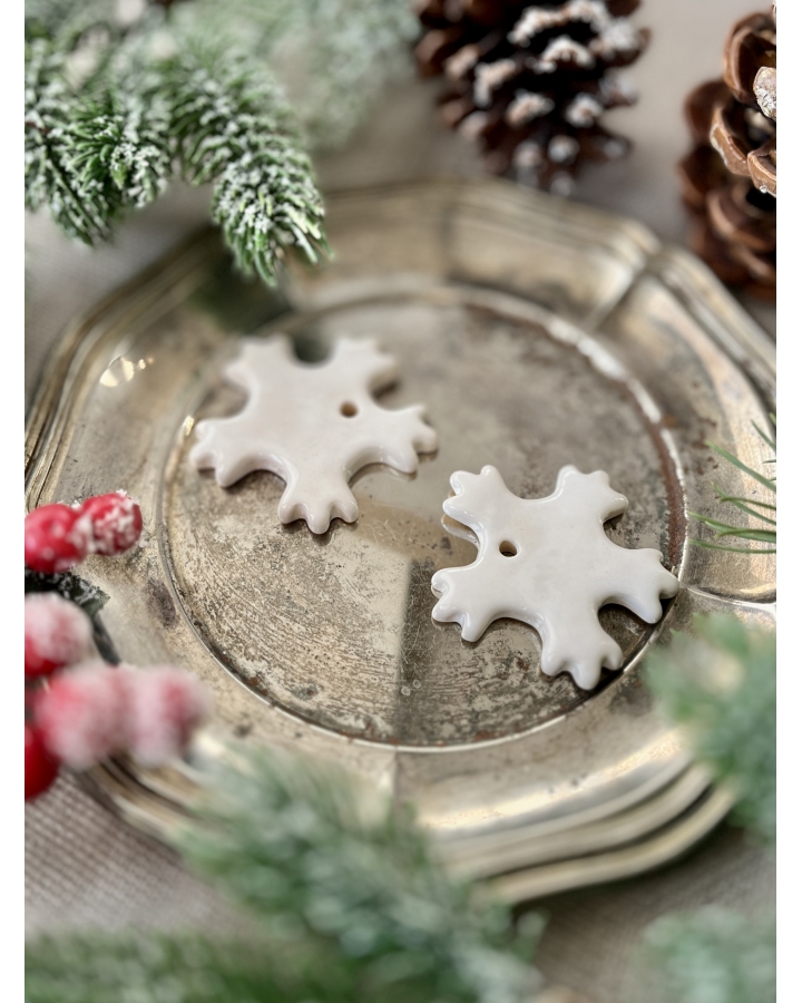 Ceramiczna zawieszka choinkowa ŚNIEŻYNKA