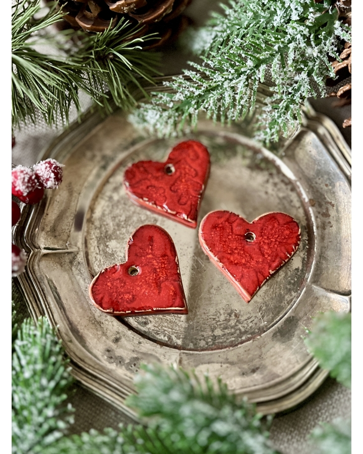 Ceramiczna zawieszka choinkowa SERCE CZERWONE KORONKOWE