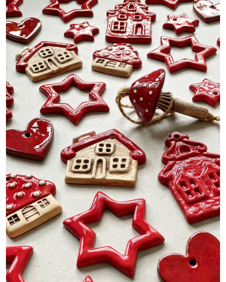 Ceramiczna zawieszka choinkowa KAMIENICZKA CZERWONA mała