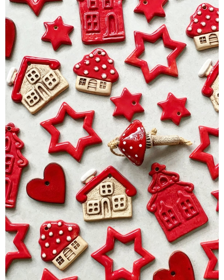 Ceramiczna zawieszka choinkowa KAMIENICZKA CZERWONA mała