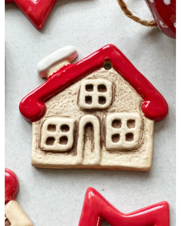 Ceramiczna zawieszka choinkowa CHATKA CZERWONA