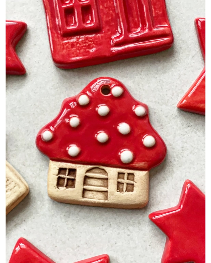 Ceramiczna zawieszka choinkowa CHATKA CZERWONA KROPKI