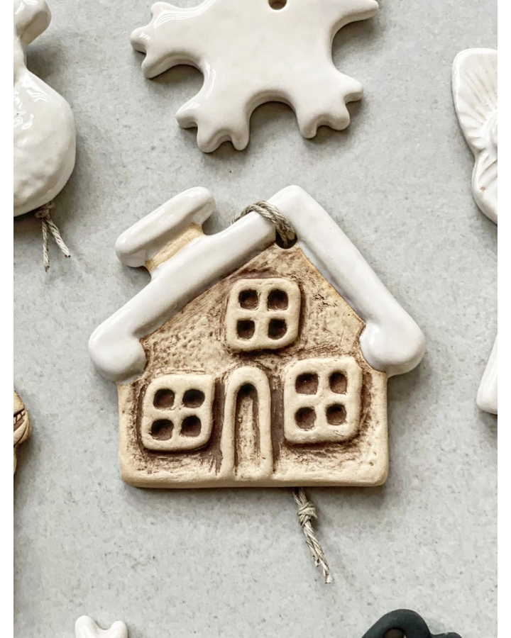 Ceramiczna zawieszka choinkowa CHATKA BIAŁA