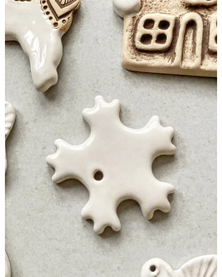 Ceramiczna zawieszka choinkowa ŚNIEŻYNKA