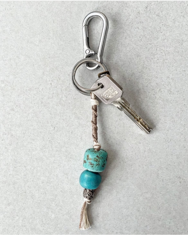 Brelok z ceramicznymi koralikami