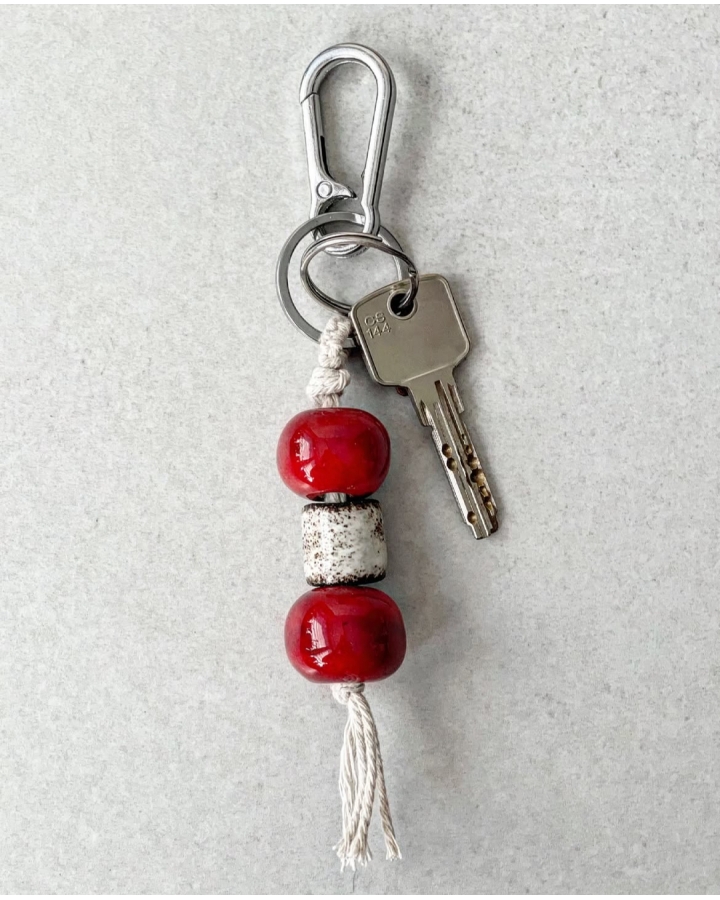Brelok z ceramicznymi koralikami