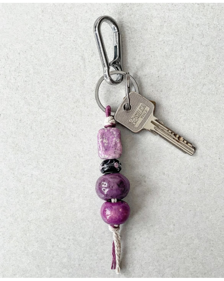 Brelok z ceramicznymi koralikami