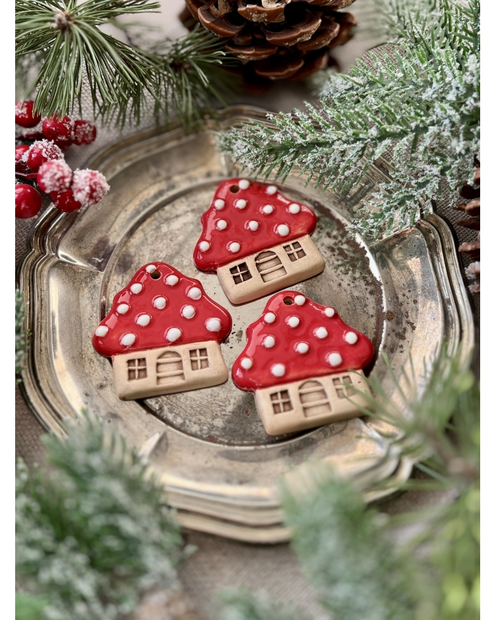 Ceramiczna zawieszka choinkowa CHATKA CZERWONA KROPKI