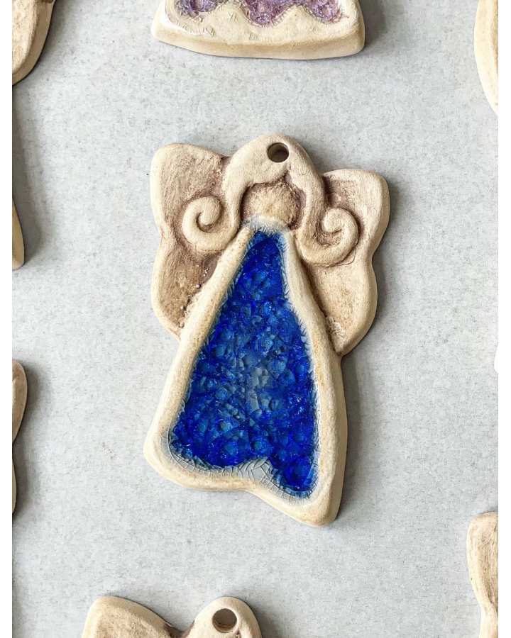 Ceramiczna zawieszka choinkowa ANIOŁEK GRANATOWY