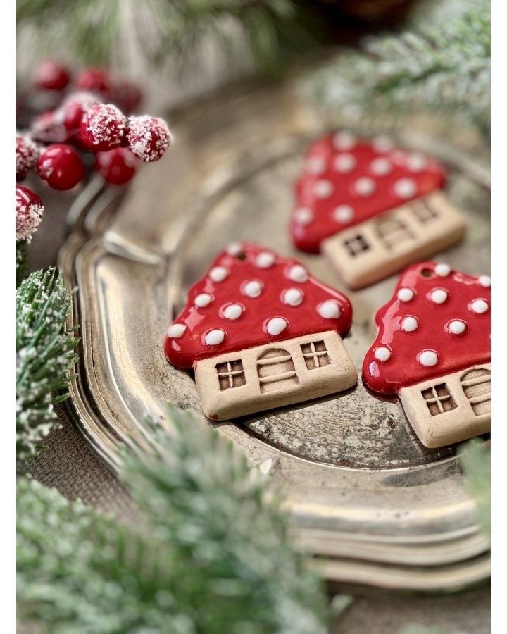 Ceramiczna zawieszka choinkowa CHATKA CZERWONA KROPKI