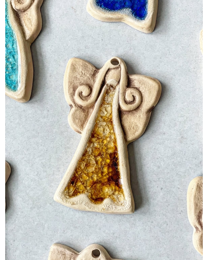 Ceramiczna zawieszka choinkowa ANIOŁEK BURSZTYNOWY